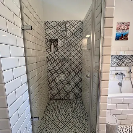 Upstairs Apartman
